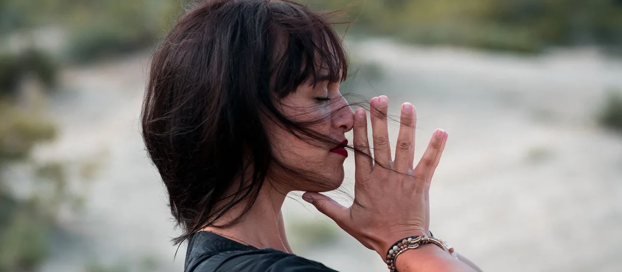 Vrouw mediteert rustig in de natuur