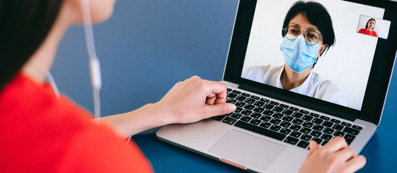 Mensen voeren een videogesprek via een laptop