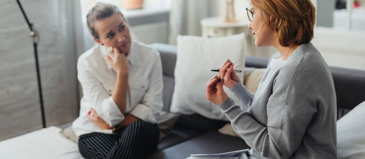 Psycholoog en cliënt in gesprek tijdens een sessie